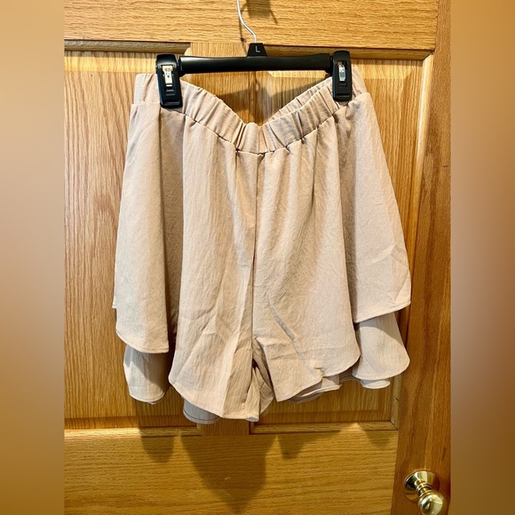 NWOT Women’s Size Large High Waist Tan Ruffled Shorts - Picture 4 of 12